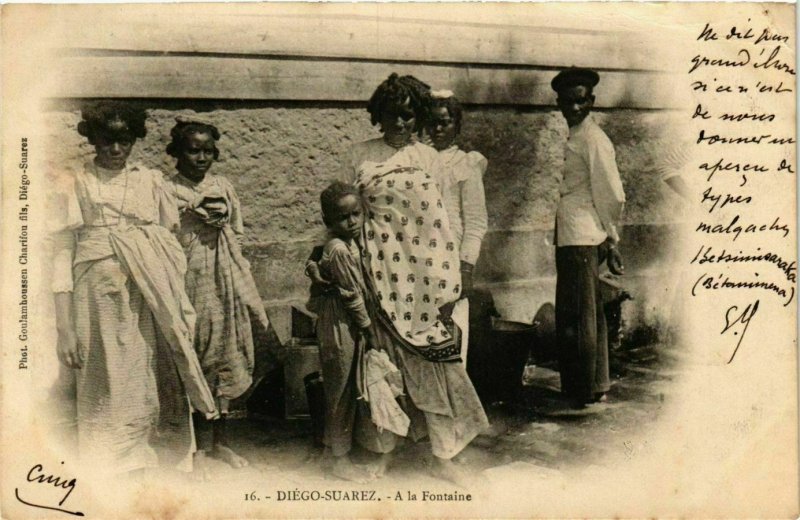 CPA AK DIEGO-SUAREZ A la fontaine MADAGASCAR (709586)