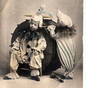 1908 VERY EARLY HALLOWEEN RPPC CLOWN CHLIDREN BASS DRUM UNIQUE POSTCARD P2508