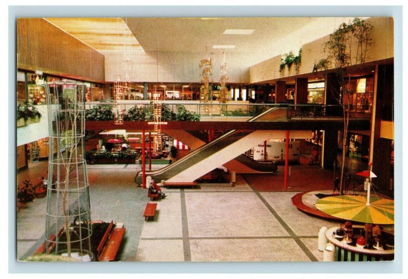 Vintage Garden Court, Southdale Shopping Center, Minneapolis Unused Postcard P21