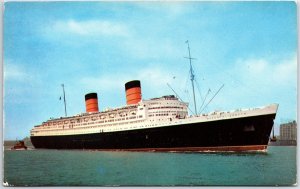 VINTAGE POSTCARD R.M.S. QUEEN ELIZABETH OCEAN LINER IN NEW YORK HARBOR 1960s