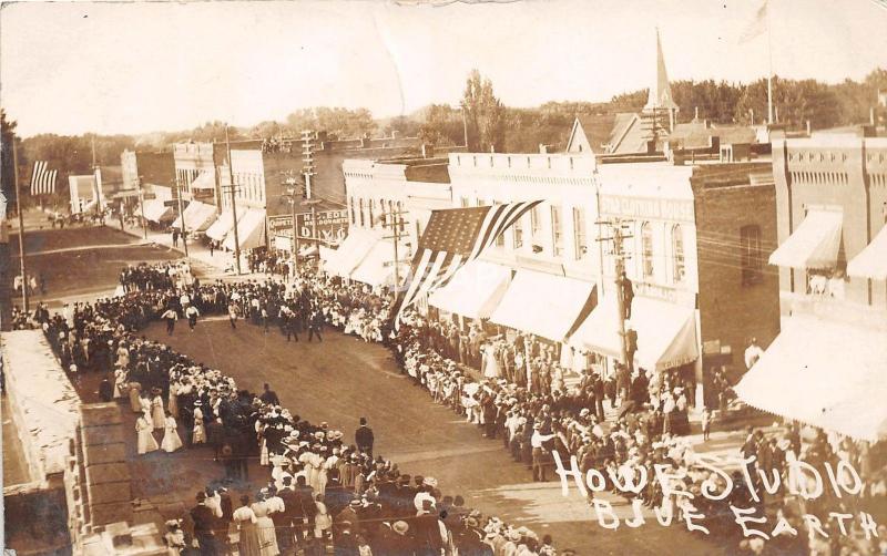 C81/ Blue Earth Minnesota Mn RPPC Postcard 1908 Patriotic Parade Crowd Stores