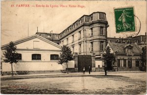 CPA Vanves Entree du Lycee Place Victor Hugo (1315890)