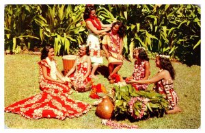 Postcard PEOPLE SCENE Honolulu Hawaii HI AT2672