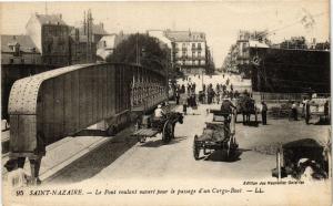 CPA St-NAZAIRE-Le Pont Roulant ouvert pour le passage d'un Cargo-Boat (250731)