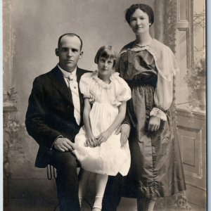 c1910s Lovely Family Portrait RPPC Young Mother Cute Girl Fathers Lap Photo A212