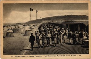 CPA Deauville Le Chemin de Planches et la Plage FRANCE (1286371)