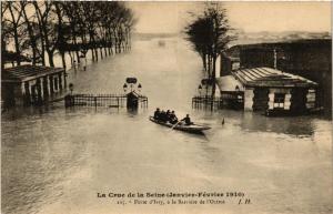 CPA PARIS Porte d'Ivry a la Barriere de l'Octroi INONDATIONS 1910 (605307)