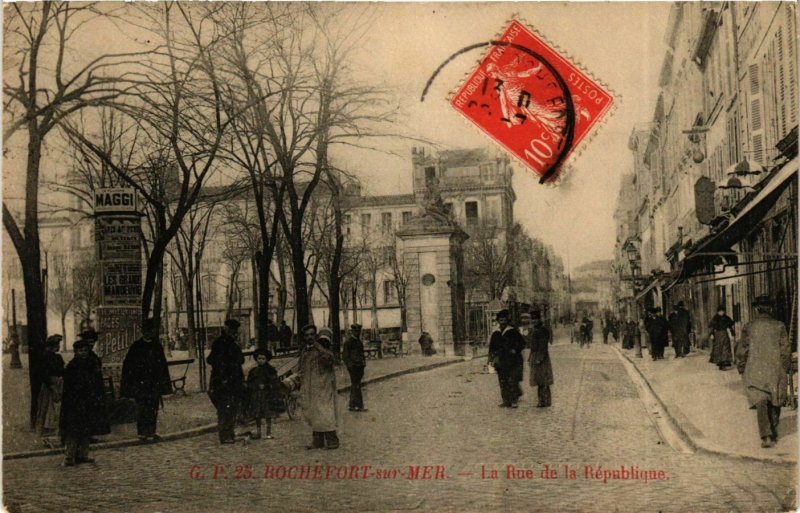 CPA ROCHEFORT-sur-MER - La Rue de la République (976104)