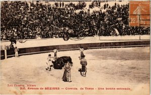 CPA Arenes de Beziers - Corrida de Torros Une bonne estocade (255616)