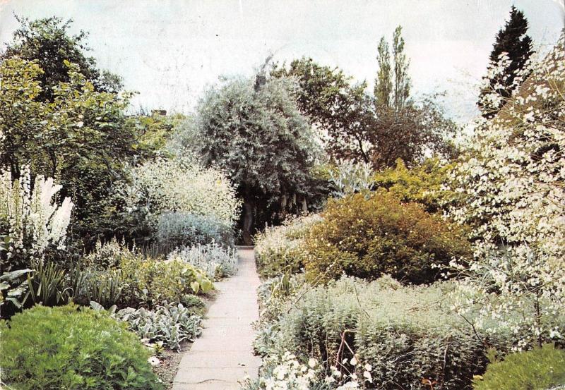 B100069 sissinghurst castle kent the white garden  uk