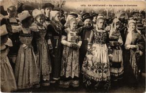 CPA En Bretagne Un concours de Costumes FRANCE FOLKLORE (789394)