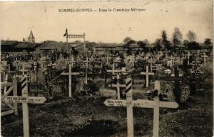 CPA MILITAIRE Sommes Suippes-Dans le Cimetiere Militaire (316323)