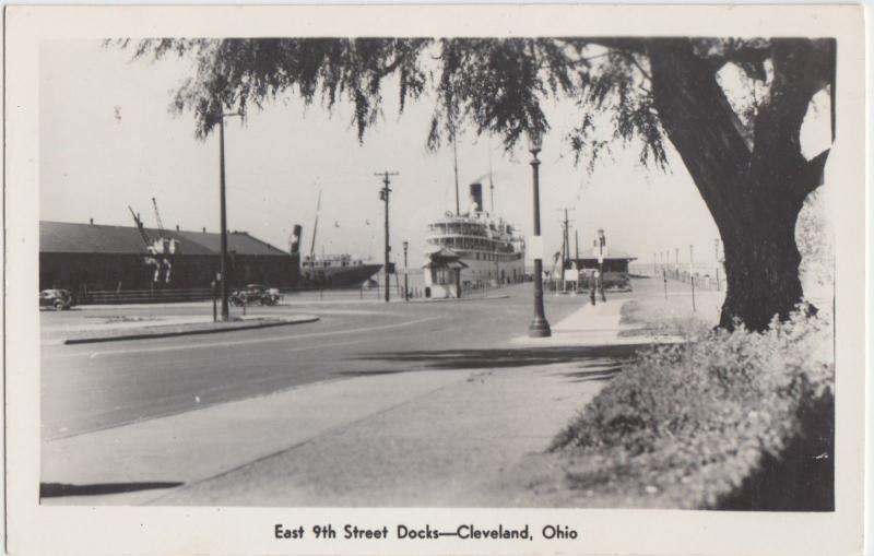 Ohio Foto Real RPPC Postal C1950 Cleveland East 9th St muelles buques Pier 