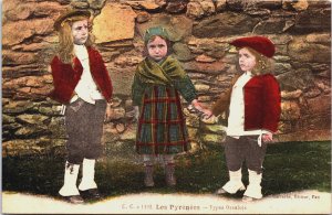 France Les Pyrénées Types Ossalois Vintage Postcard C217