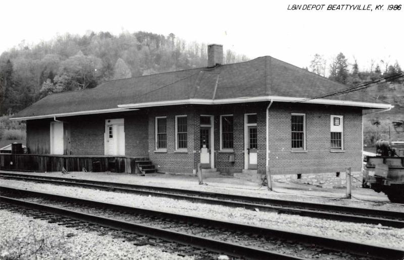 Beattyville Kentucky 1986 Louisville & Nashville train depot real photo pc Y9310