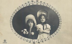 Children scenes & portraits postcard young girl and boy coiffure hat flowers