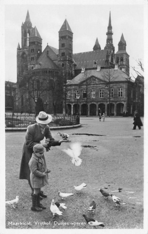 RPPC Maastricht Vrijthof Duifjes voeren Piegeons Netherlands 1930s Vintage Photo