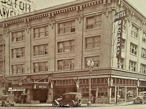 Postcard Early View of Broadway Hotel in Portland, Oregon.   W9