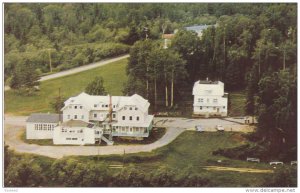 L'Hotellerie et le Secretariat , Lac Bouchette. Cte. Roberval , Quebec , Cana...