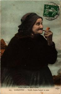 CPA Costumes Bretons CARANTEC - Vieille femme fumant sa pipe (253092)