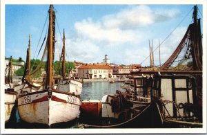 Sweden Strömstad Södra Hamnen med Fiskeflottan Vintage Postcard 03.61