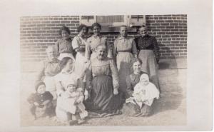 US    PC1563  RPPC - FAMILY SCENE EARLY 1900'S