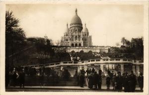 CPA Paris 18e La Basilique du Sacré Coeur et le square St Pierre (284705)