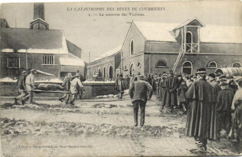 CPA La Catastrophe des Mines de COURRIERES - La remonte des Victimes (172415)