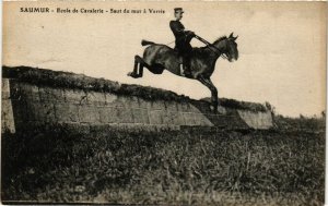 CPA MILITAIRE Saumur-Ecole de Cavalerie-Saut du mur á Verrie (317284)