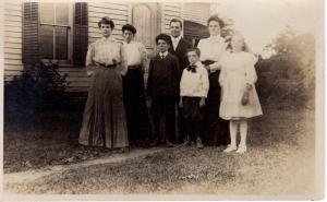 US    PC1580 RPPC -  FAMILY SCENE OUTSIDE OF HOME  EARLY 1900'S