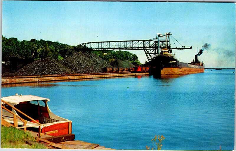 Postcard BOAT SCENE Marquette Michigan MI AL6597