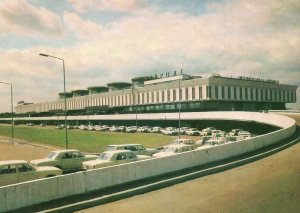 VINTAGE CONTINENTAL SIZE POSTCARD LADA CARS AT PULKOVO AIRPORT LENINGRAD 1973