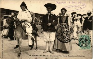 CPA Le Bourg de Batz Un Jour de Féte FRANCE FOLKLORE (789556)