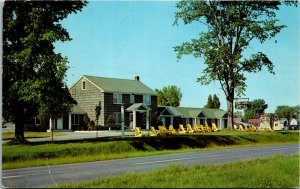 Postcard NY Rouses Point Am-Can Hotel Bridge Road Roadside Lawn Chairs 1960s H10