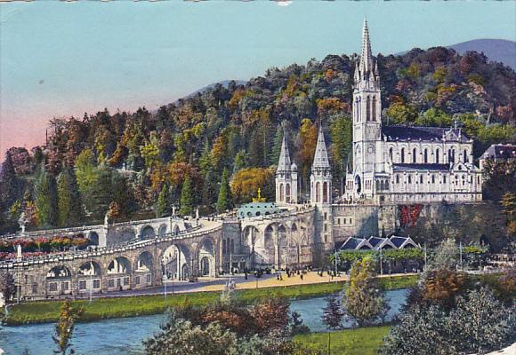 France Lourdes La Basilique et le Calvaire