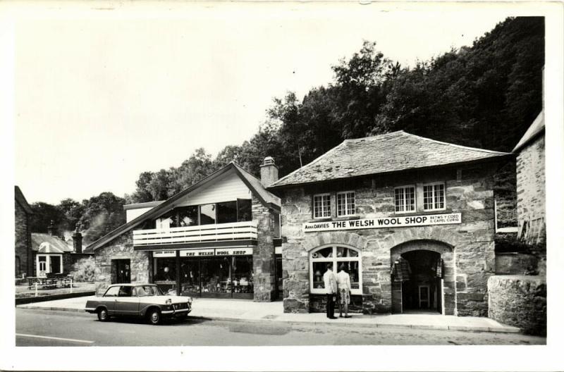 wales, BETWS-Y-COED, Anna Davies Welsh Wool Shop, Car (1960s)