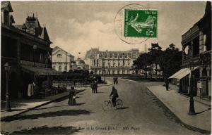 CPA CABOURG - La Rue de la Mer (276276)