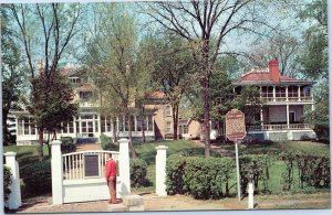 postcard Villa Louis, Prairie du Chien, Wisconsin - house on the mound