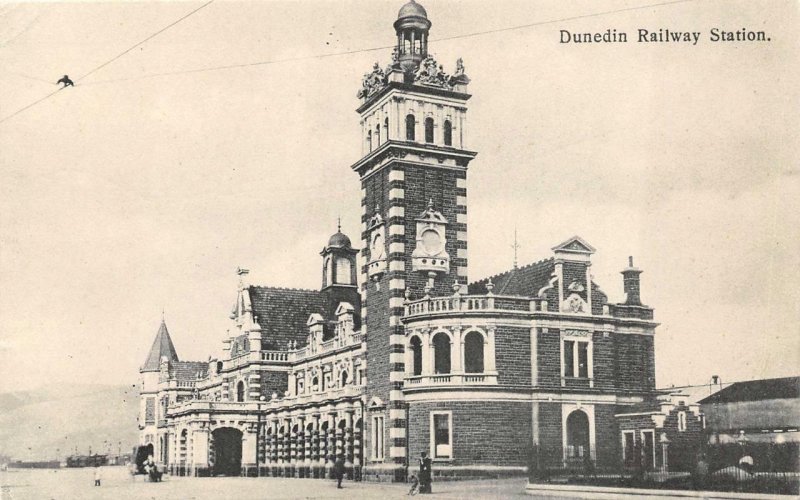 DUNEDIN RAILWAY STATION NEW ZEALAND TRAIN DEPOT POSTCARD (c. 1907)