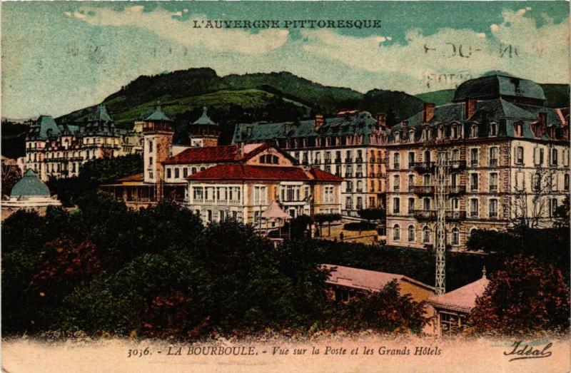 CPA La BOURBOULE Vue sur la Poste et les Grands Hotels (720867)