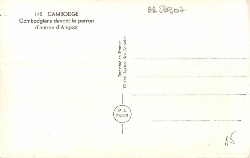 BR56907 Cambodge Combodgiens devant le perron d entreed angkor   Cambodia