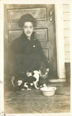 CIRCA 1915-REAL PHOTO-WOMAN WITH PUPPIES-EARLY-T96935