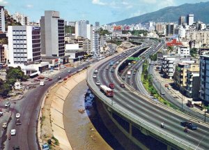 VINTAGE CONTINENTAL SIZE POSTCARD HIGHWAY STREET VIEW CARACAS VENEZUELA