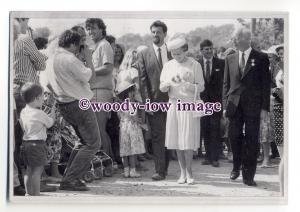 pq0086 - Queen Elizabeth on a walkabout in Sark 1989 - postcard