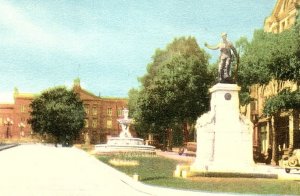 c1930 BROCKVILLE ONTARIO CANADA WAR MEMORIAL COURT HOUSE POSTCARD 43-74