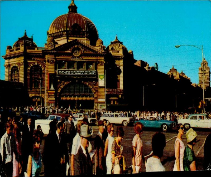 JD0010 australia melbourne flinders street railway station old car lively street