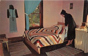 ARCOLA ILLINOIS~GREETINGS FROM ROCKHOME~AMISH BEDROOM SCENE~QUILT POSTCARD