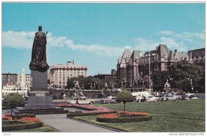 Lawn of the Parliament Buildings, Statue of Queen Victoria, Empress Hotel, Vi...