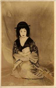 PC CPA geisha girl performing real photo postcard JAPAN (a14560)