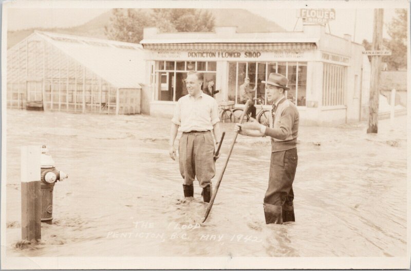 Penticton BC The Flood May 1942 Nanaimo Ave & Martin St. Men RPPC Postcard E88